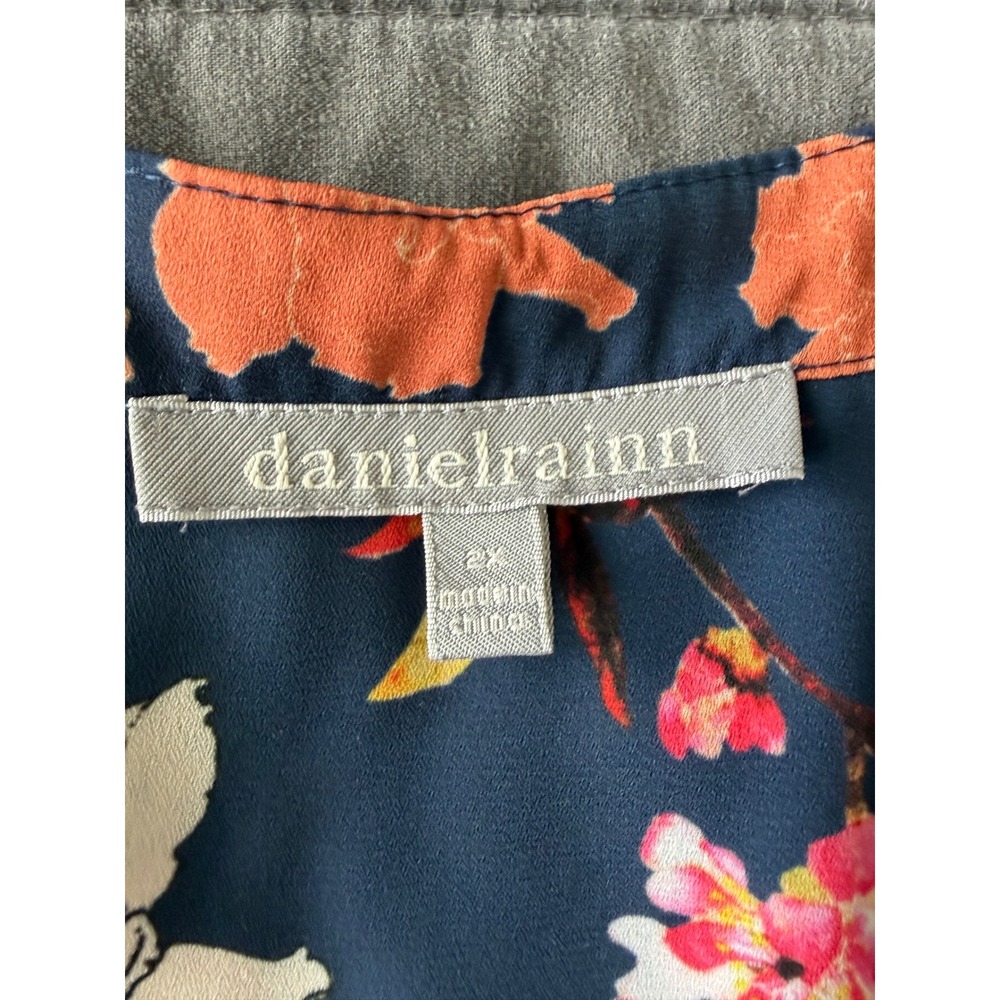 Daniel Rainn Navy Floral Pintuck V-Neck Sleeveless Blouse Plus Size DX13975PR1 - Picture 3 of 9